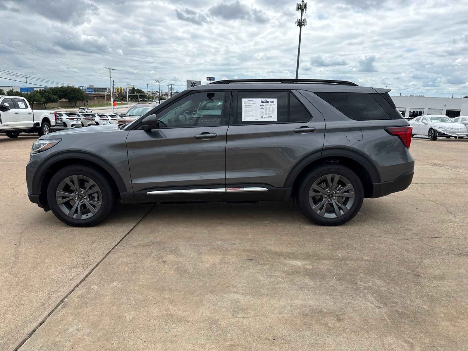 Used 2025 Ford Explorer Active w/ Active Comfort Package AWD/4WD image 4