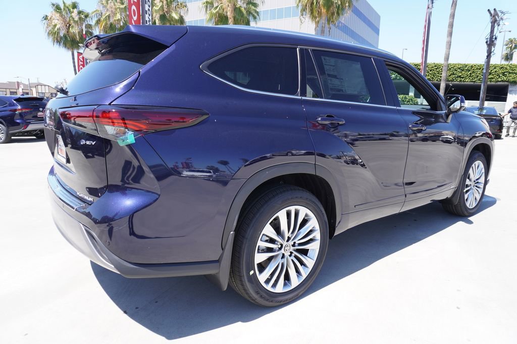 New 2026 Toyota Highlander Platinum image 4