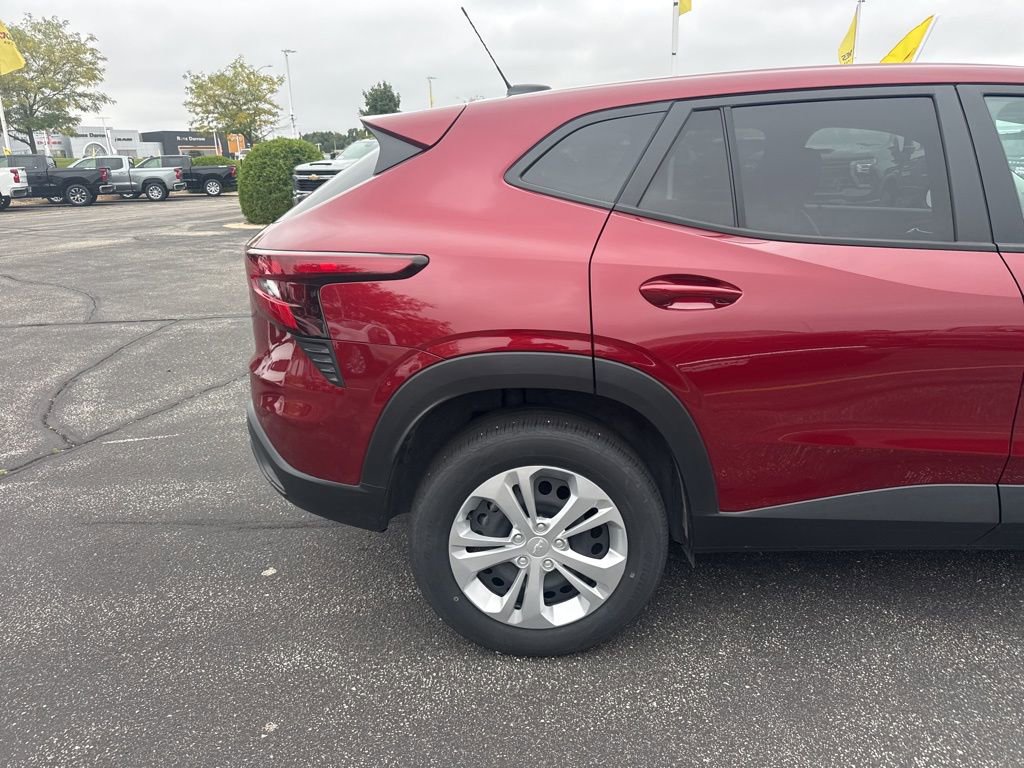 Used 2025 Chevrolet Trax LS image 12