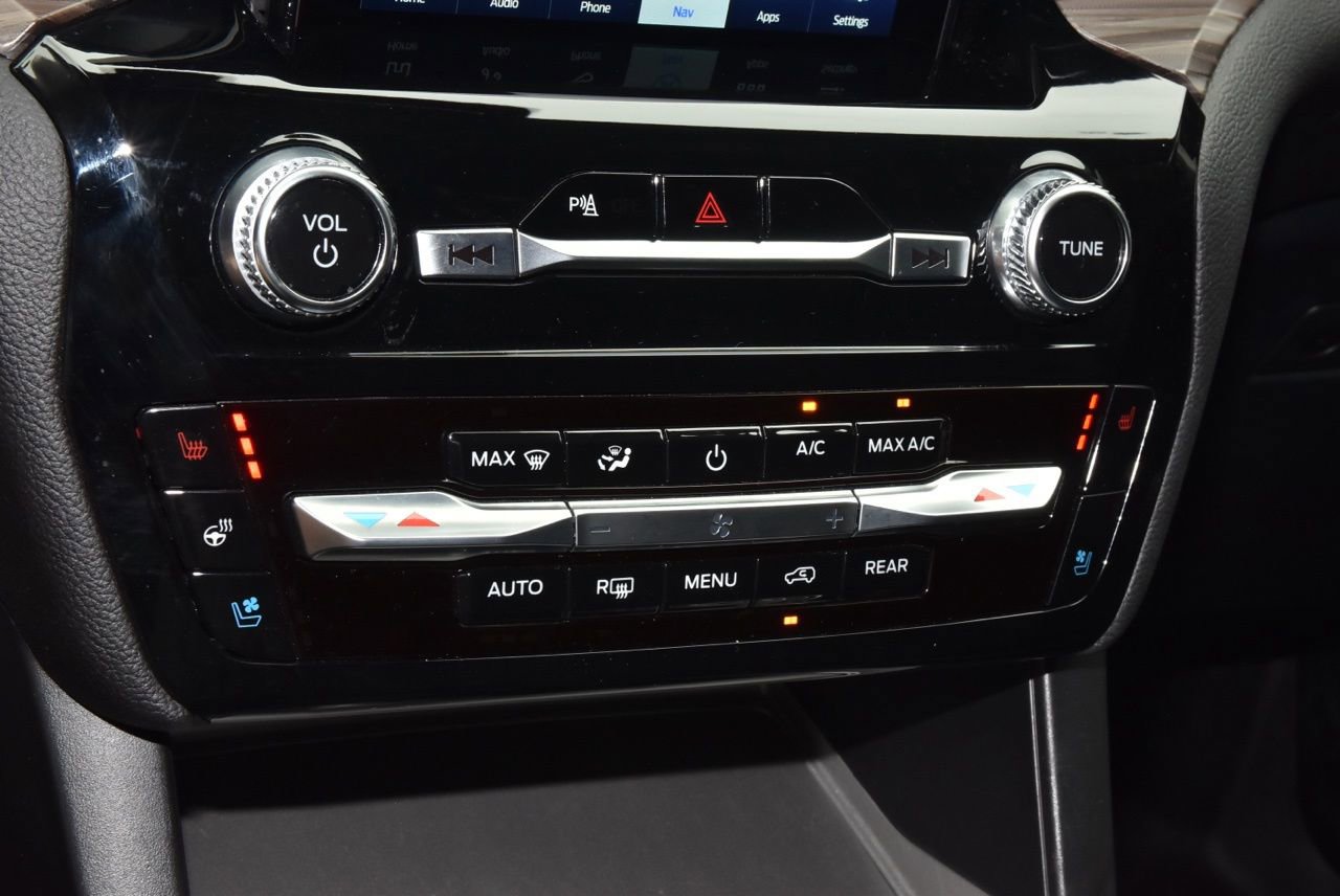 Used 2024 Ford Explorer Limited w/ Limited Technology Package AWD/4WD image 31