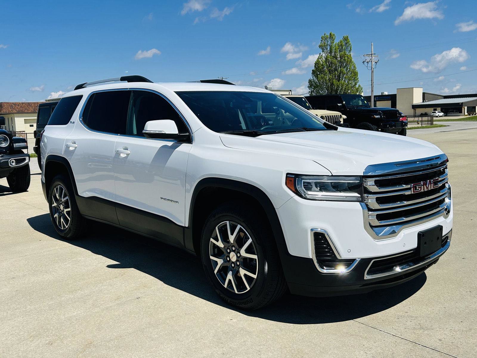 Used 2023 GMC Acadia SLE w/ Driver Convenience Package image 2