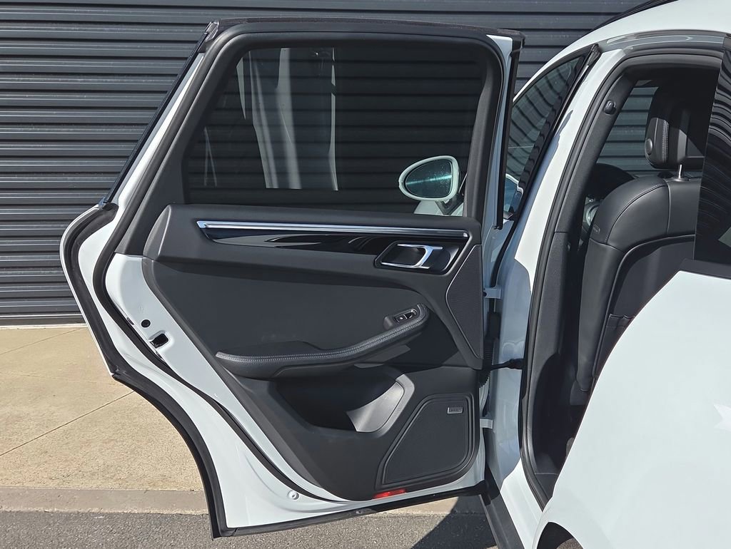 Certified 2022 Porsche Macan image 17