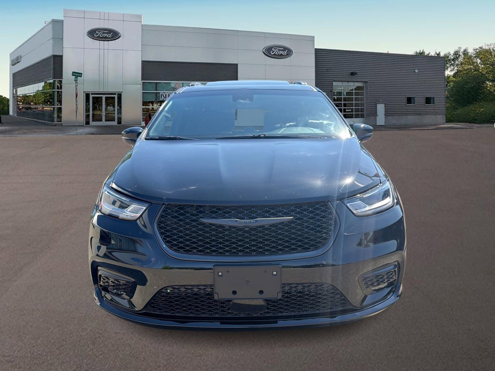 Used 2026 Chrysler Pacifica Limited w/ S Appearance Package FWD image 3
