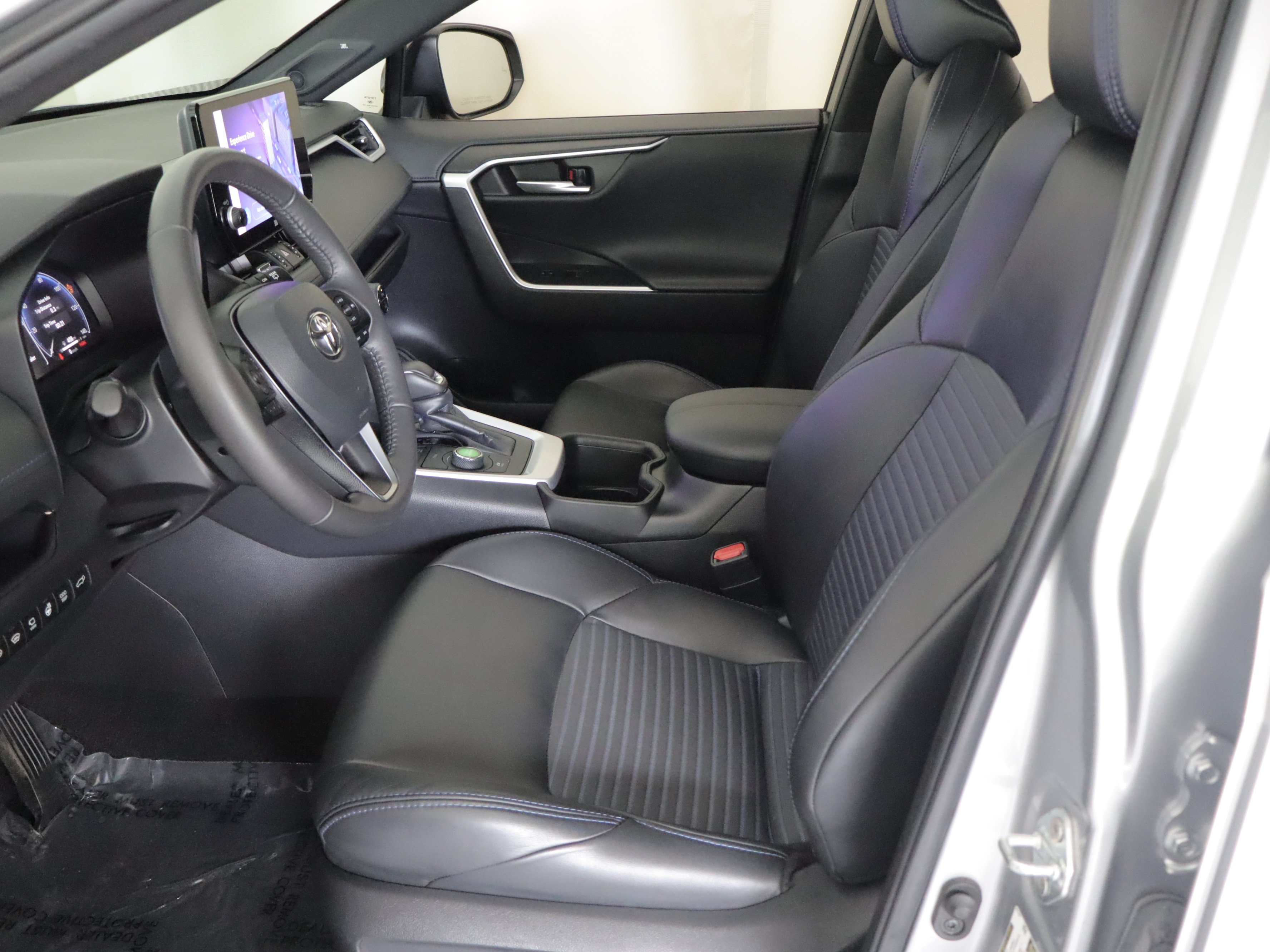 Used 2023 Toyota RAV4 XSE AWD/4WD image 8