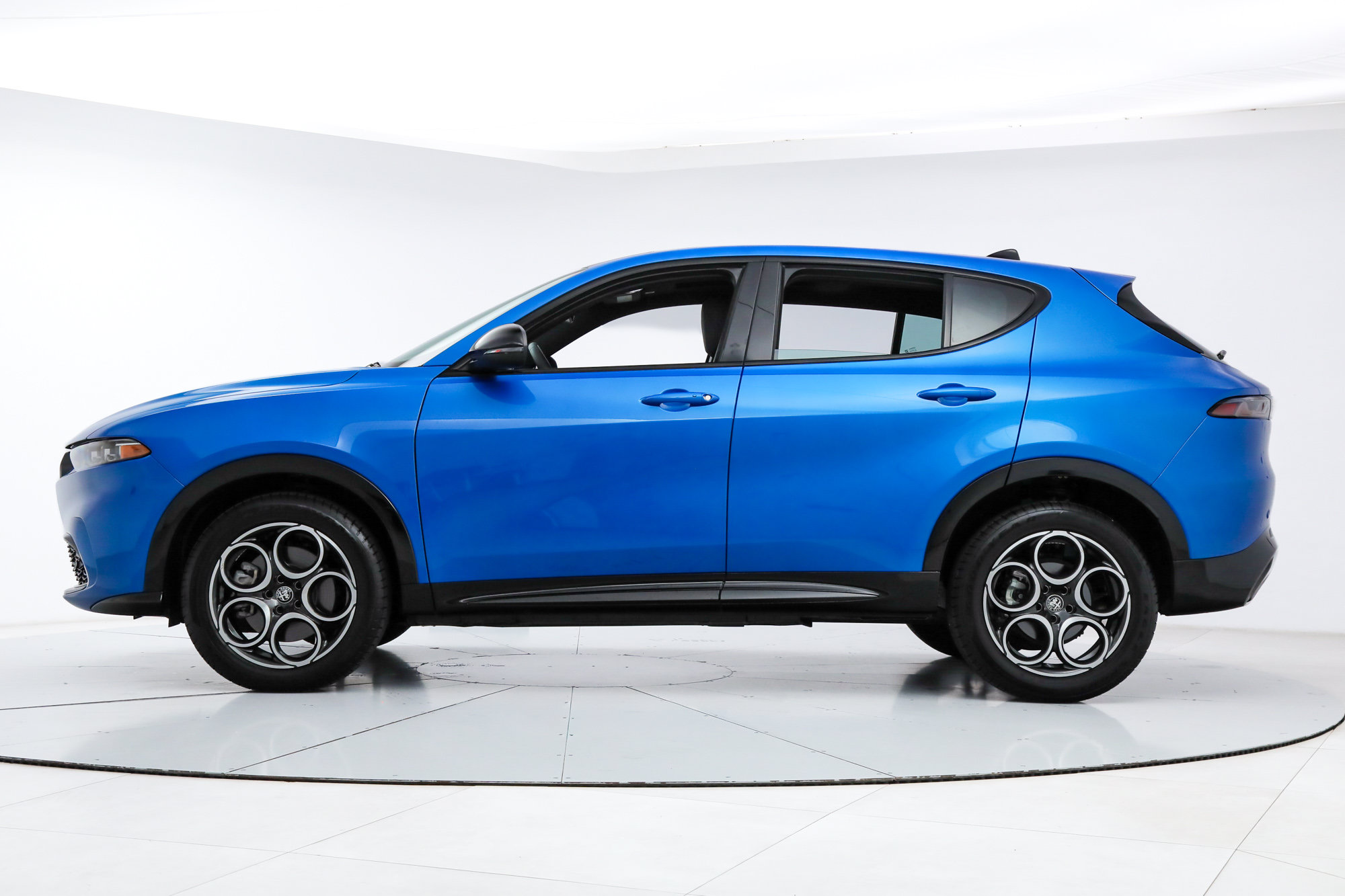New 2025 Alfa Romeo Tonale w/ Premium Package AWD/4WD image 2