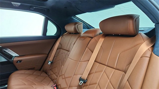 Used 2023 BMW i7 xDrive60 image 30