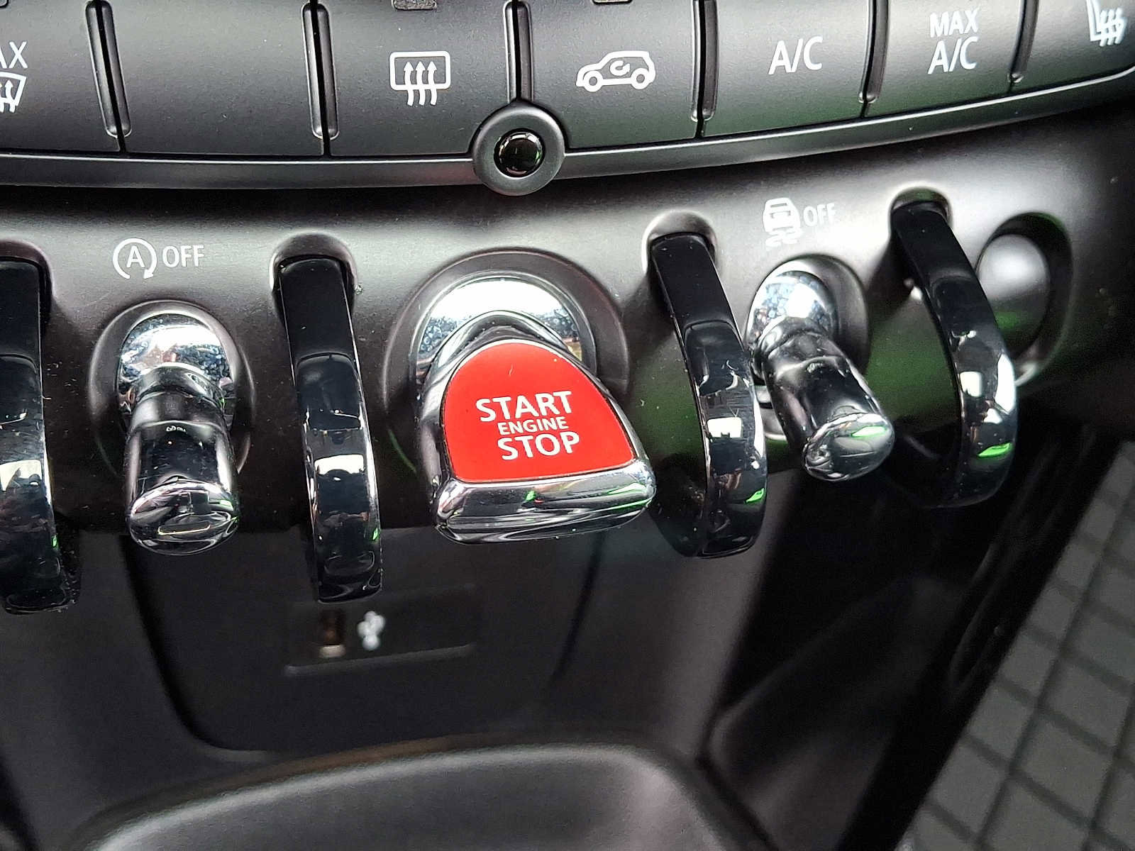 Used 2023 MINI Cooper 4-Door Hardtop w/ Multitone Edition image 26