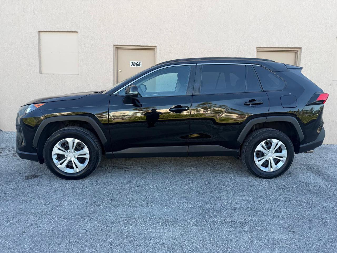 Used 2020 Toyota RAV4 LE FWD image 3