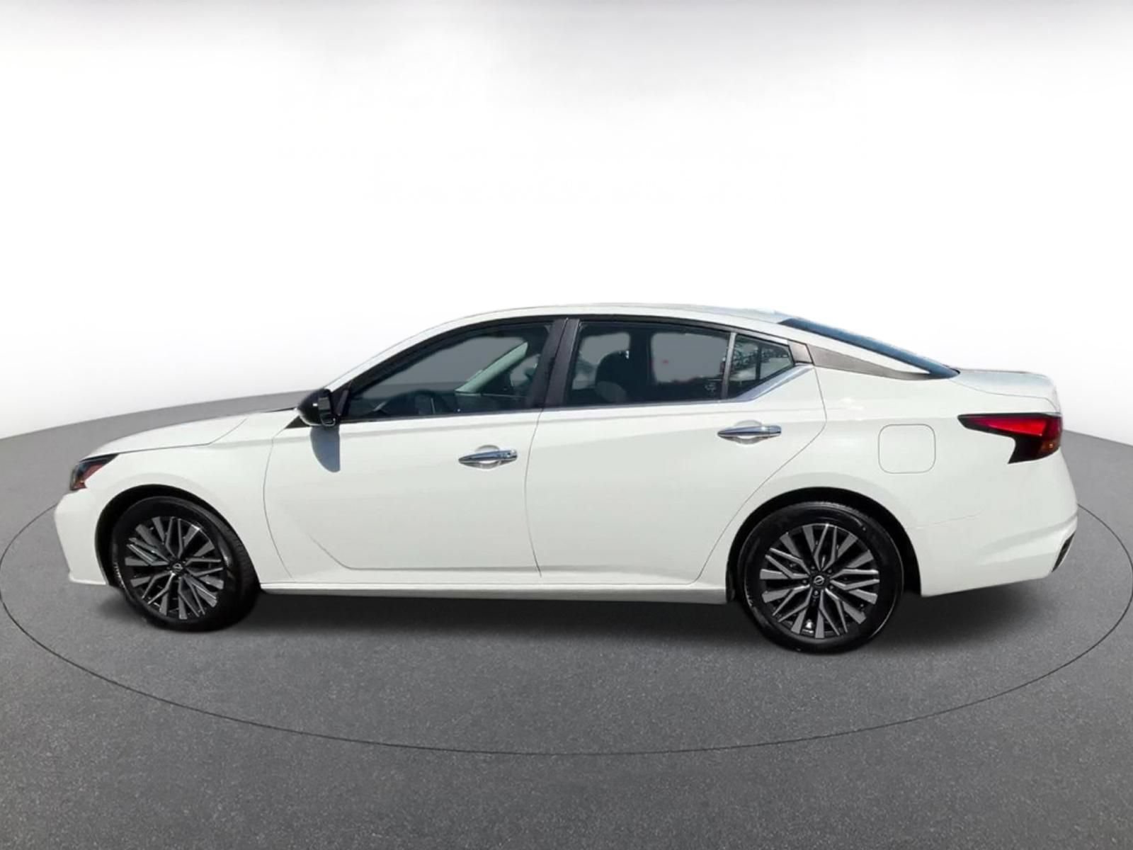 Used 2025 Nissan Altima 2.5 SV FWD image 9
