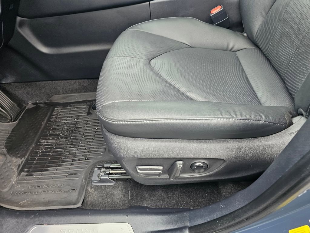 Used 2024 Toyota Grand Highlander FWD image 19