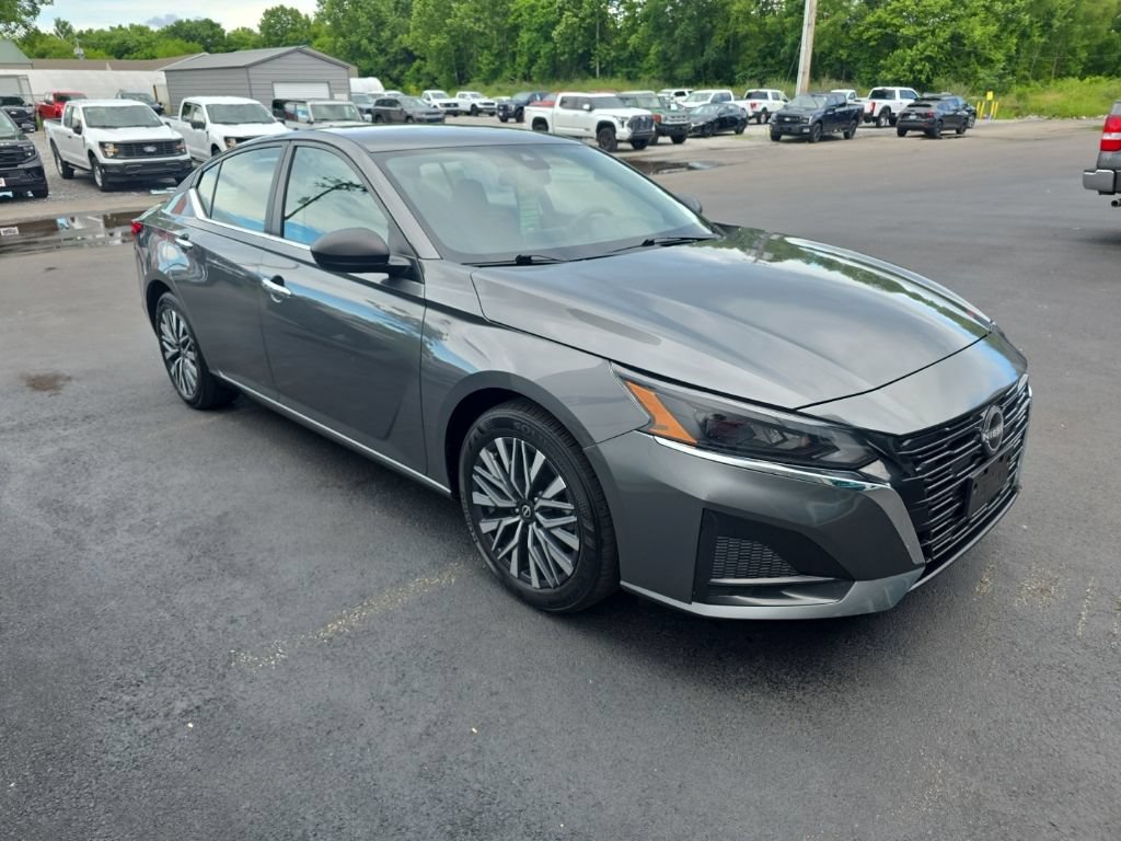 Used 2025 Nissan Altima 2.5 SV FWD image 4