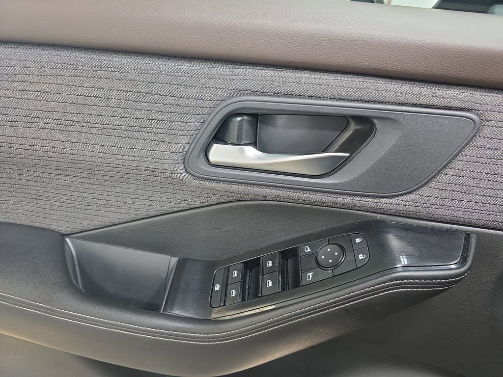 Used 2023 Nissan Rogue SV image 28