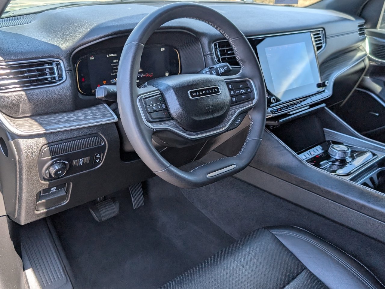 Used 2024 Jeep Wagoneer L Series II w/ Flexible Seating Group AWD/4WD image 15