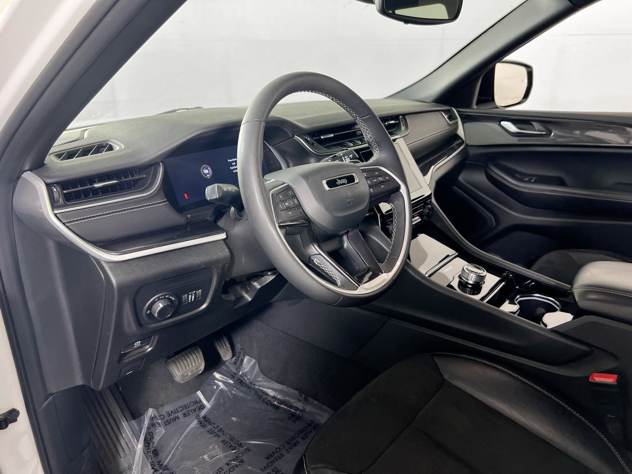 Used 2023 Jeep Grand Cherokee Altitude AWD/4WD image 9