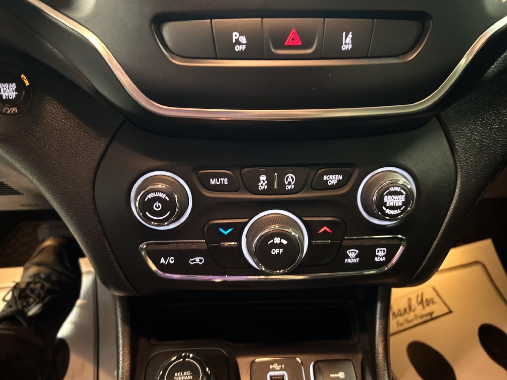Used 2021 Jeep Cherokee Latitude Plus AWD/4WD image 19