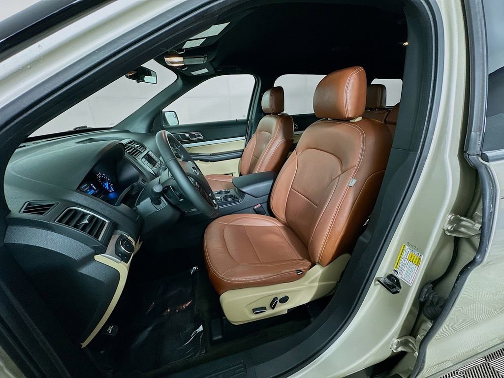 Used 2017 Ford Explorer XLT image 23
