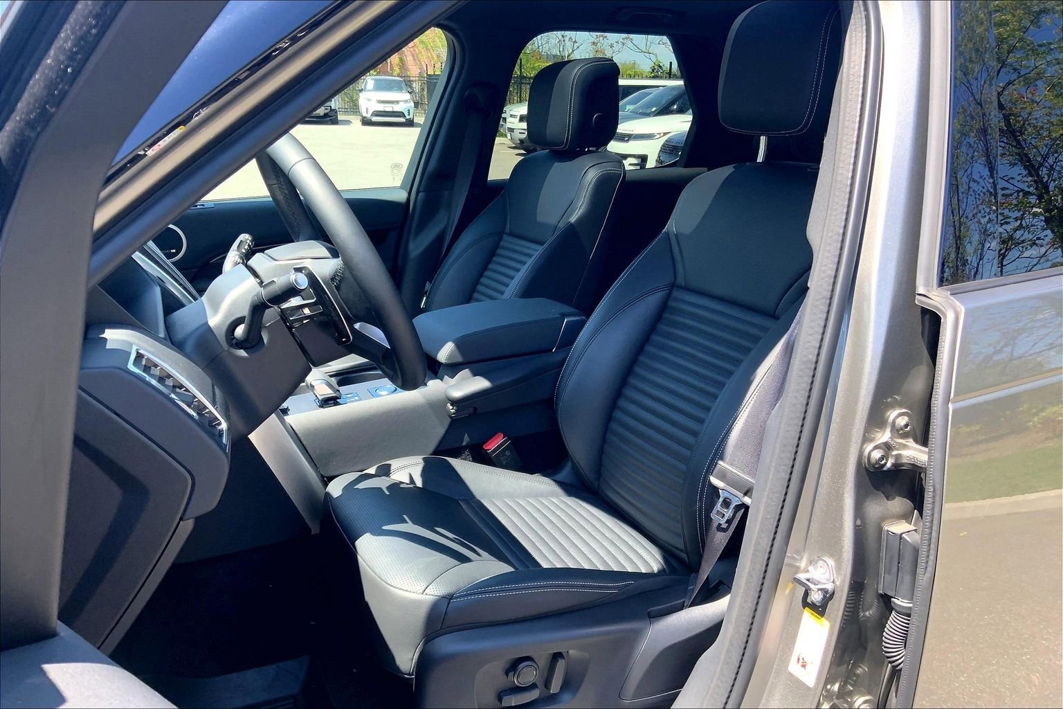 Used 2025 Land Rover Discovery S AWD/4WD image 7