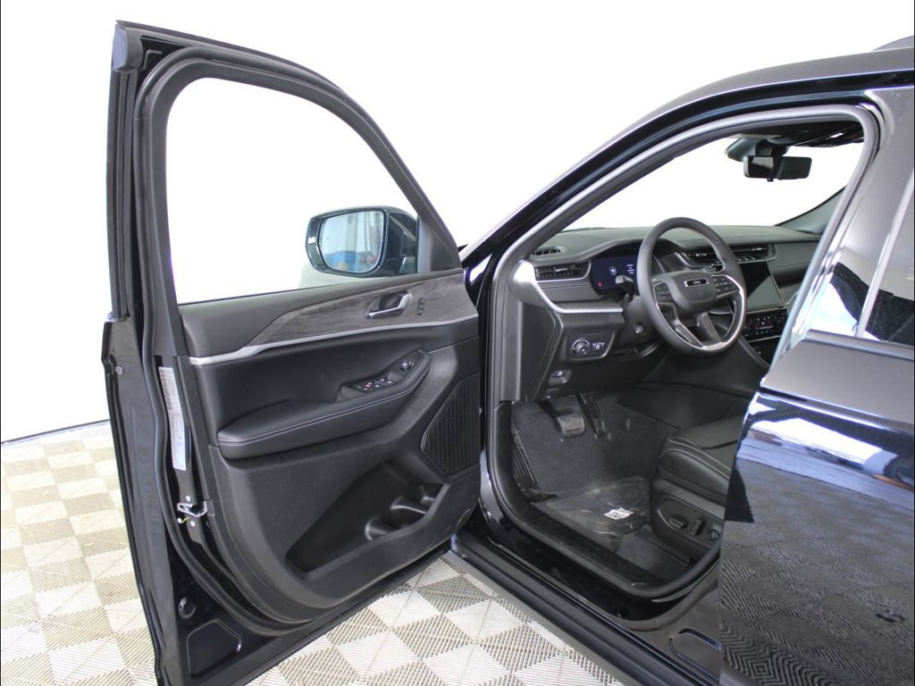 New 2025 Jeep Grand Cherokee Limited w/ Luxury Tech Group II RWD image 8