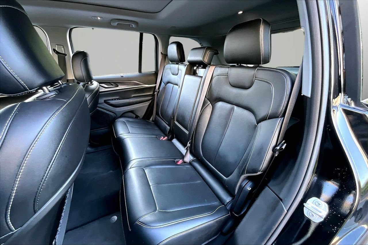 Used 2023 Jeep Grand Cherokee Limited w/ Luxury Tech Group II AWD/4WD image 22