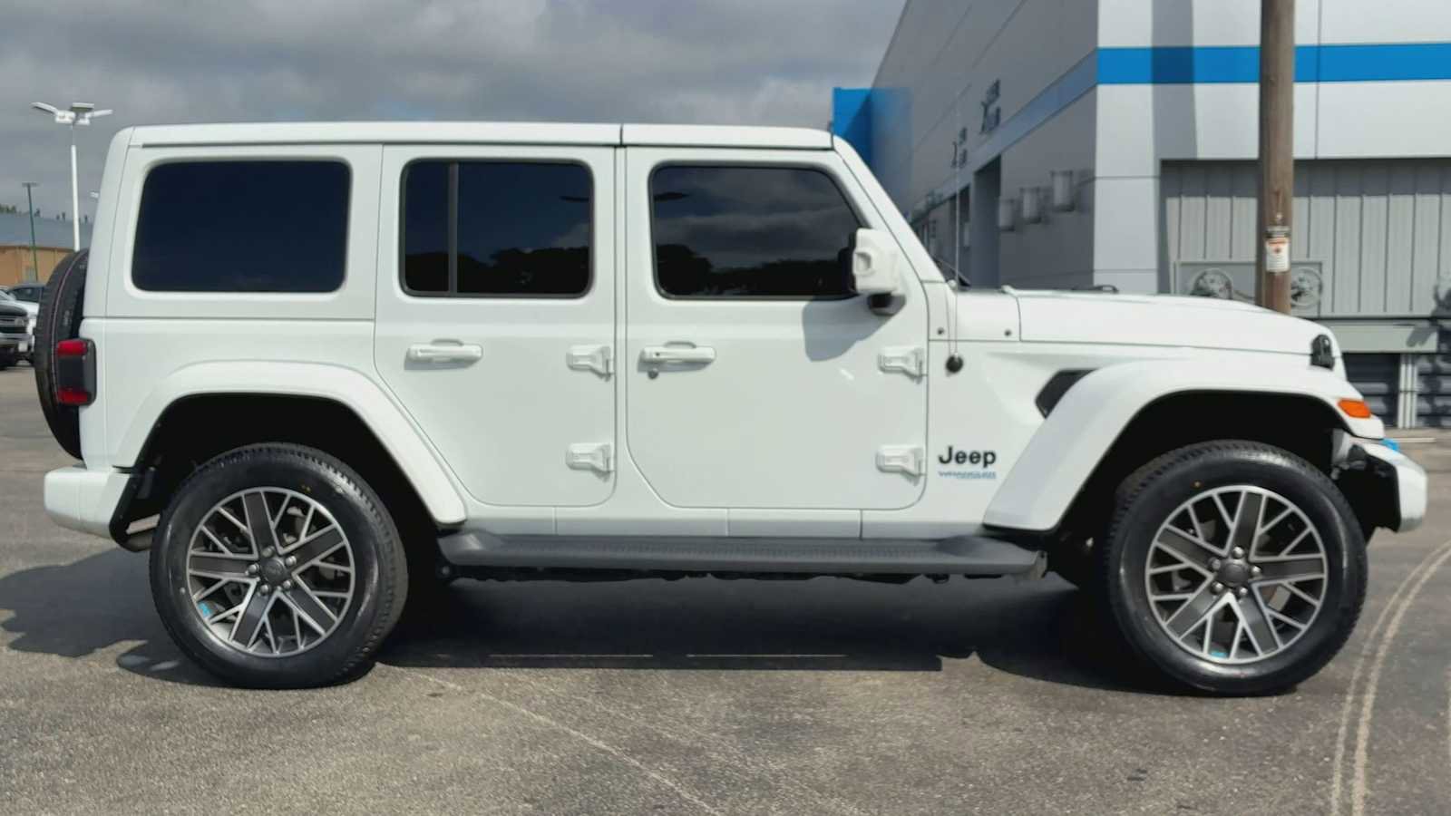 Used 2022 Jeep Wrangler Unlimited Sahara image 9