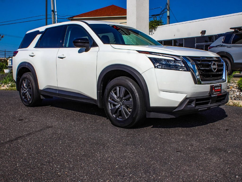 Used 2025 Nissan Pathfinder S AWD/4WD image 3