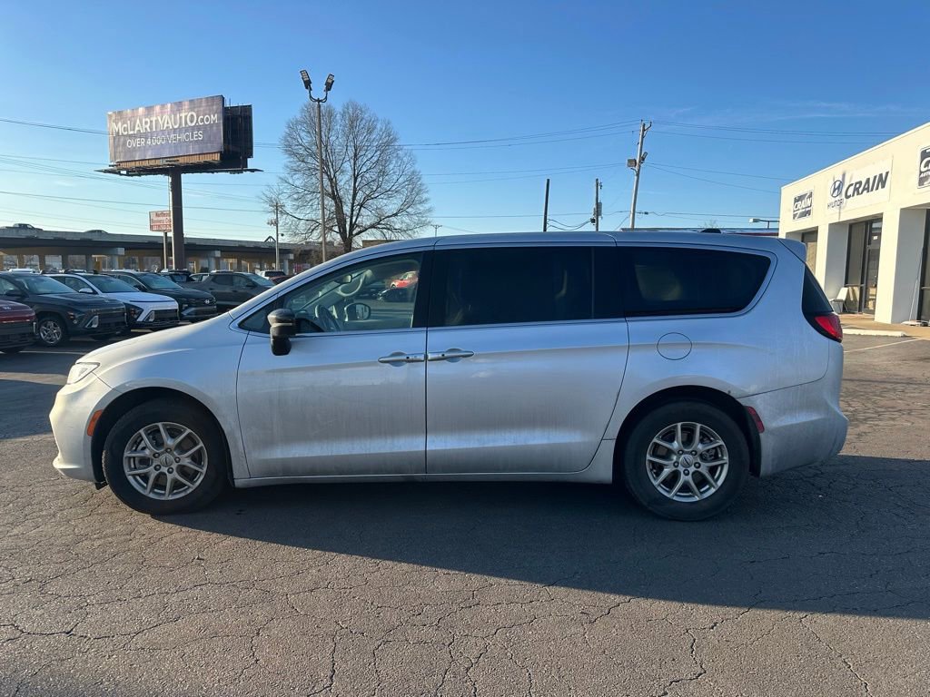 Used 2024 Chrysler Pacifica Touring-L image 14