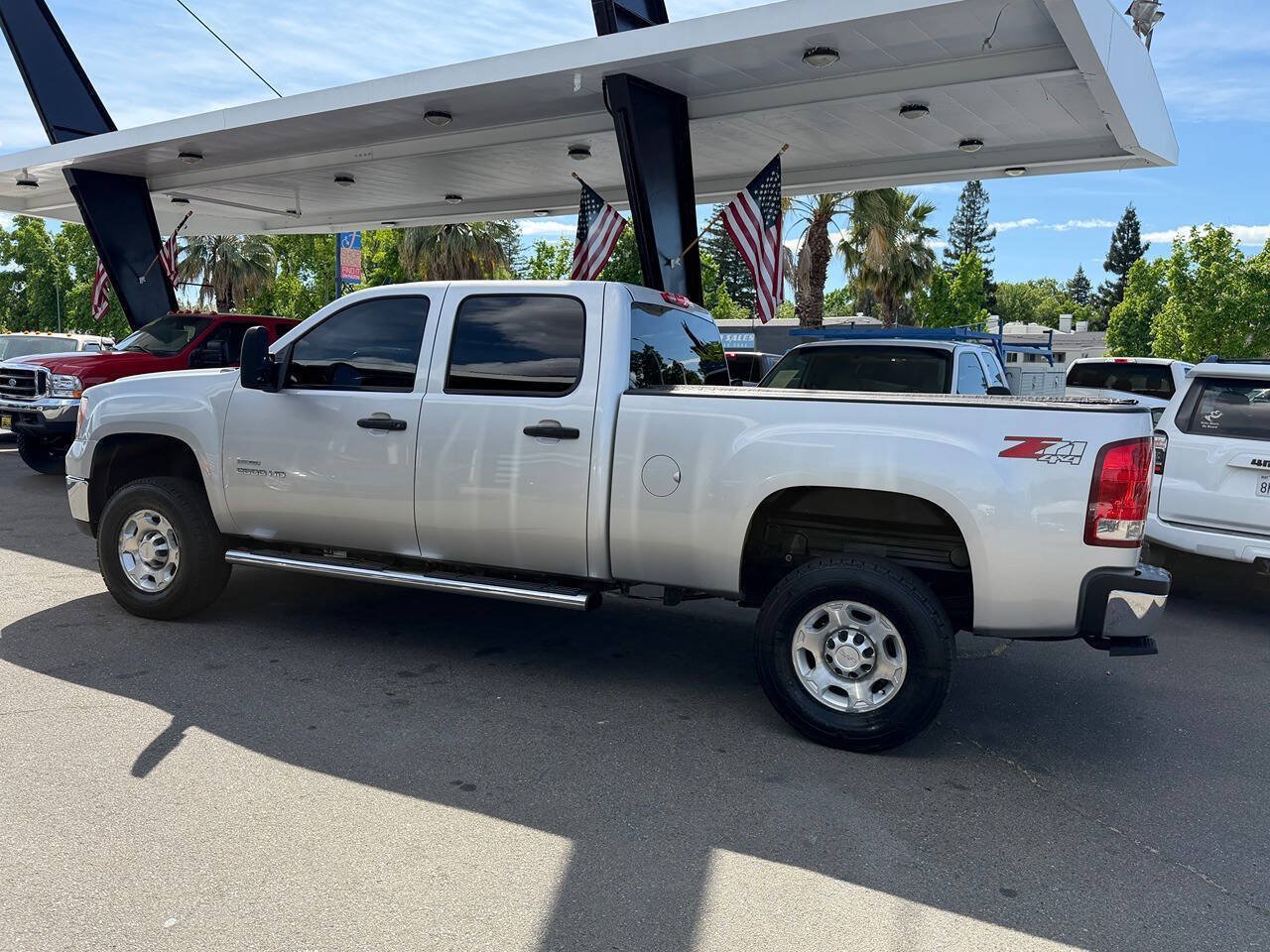 Used 2010 GMC Sierra 2500 SLE w/ Suspension Package, Off-Road AWD/4WD image 3