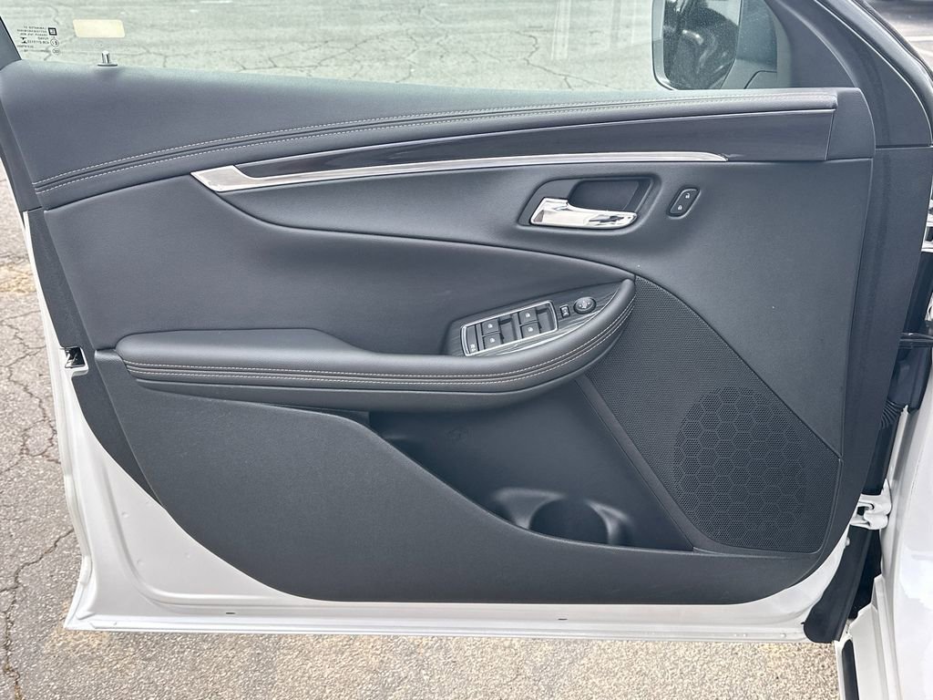 Used 2017 Chevrolet Impala LT w/ Convenience Package image 11