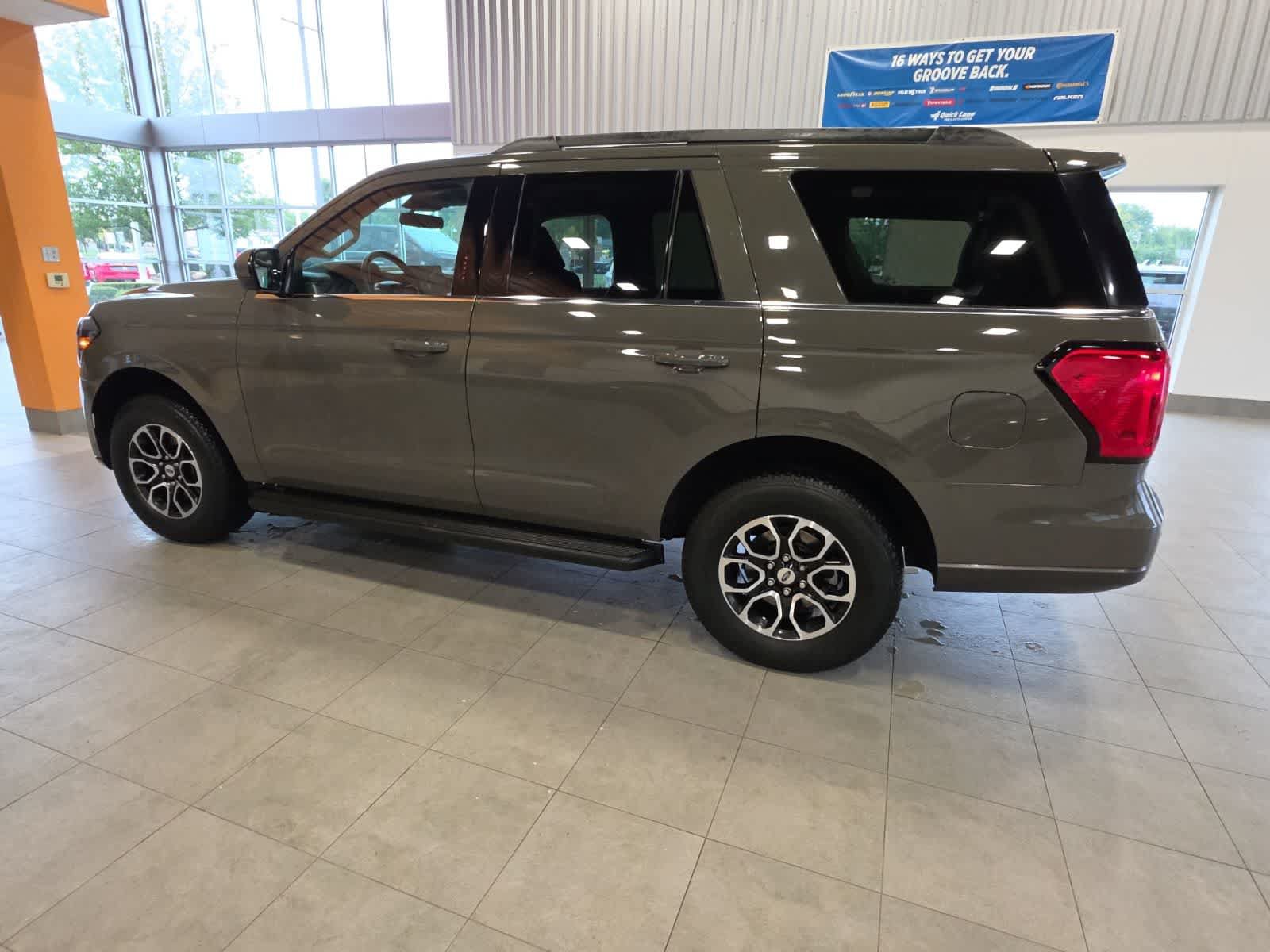 Used 2024 Ford Expedition XLT AWD/4WD image 12