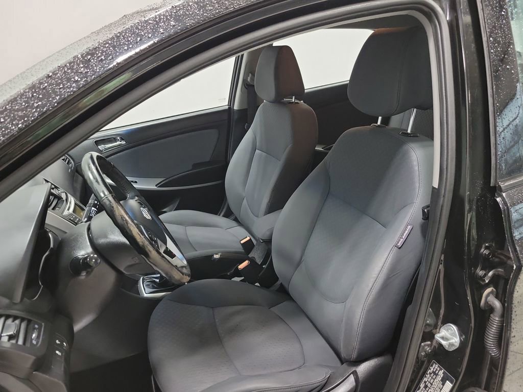 Used 2013 Hyundai Accent SE image 31