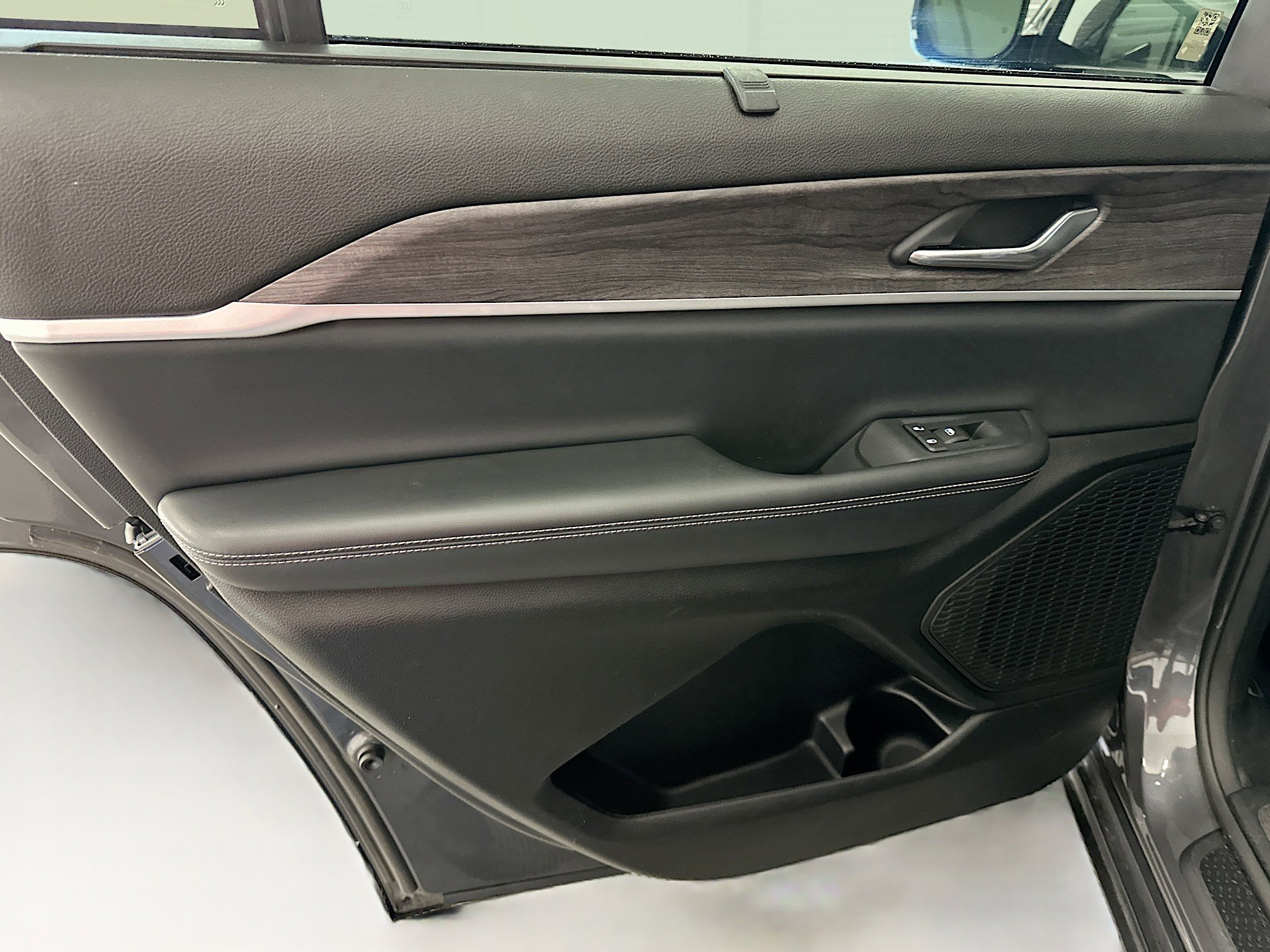 Used 2023 Jeep Grand Cherokee L Limited w/ Luxury Tech Group II image 27