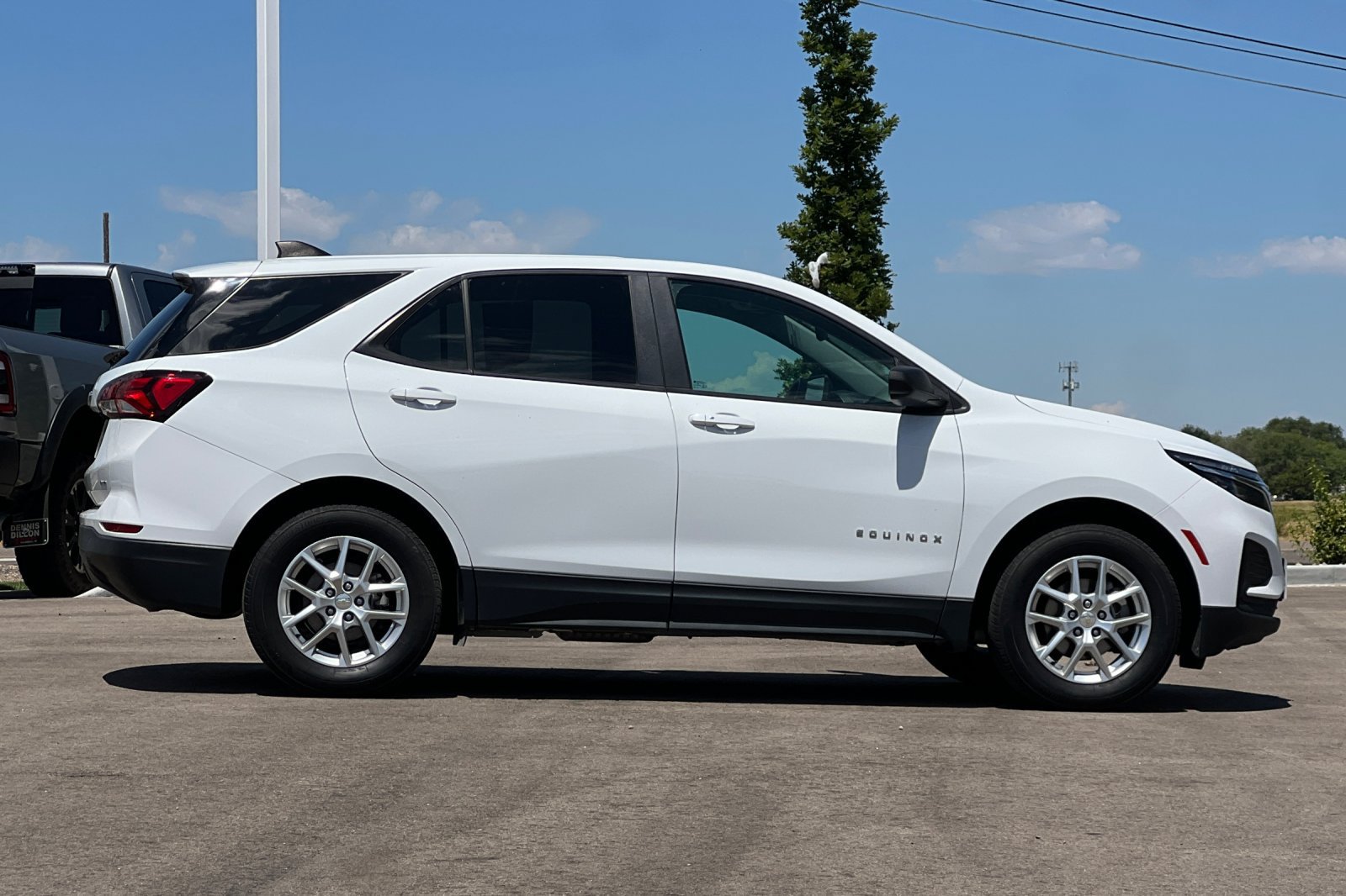 Used 2022 Chevrolet Equinox LS w/ LS Convenience Package AWD/4WD image 3
