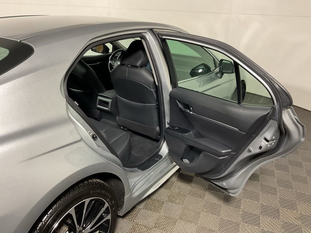 Used 2018 Toyota Camry SE image 30