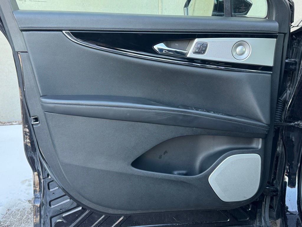 Used 2022 Lincoln Nautilus Reserve w/ Equipment Group 202A image 16