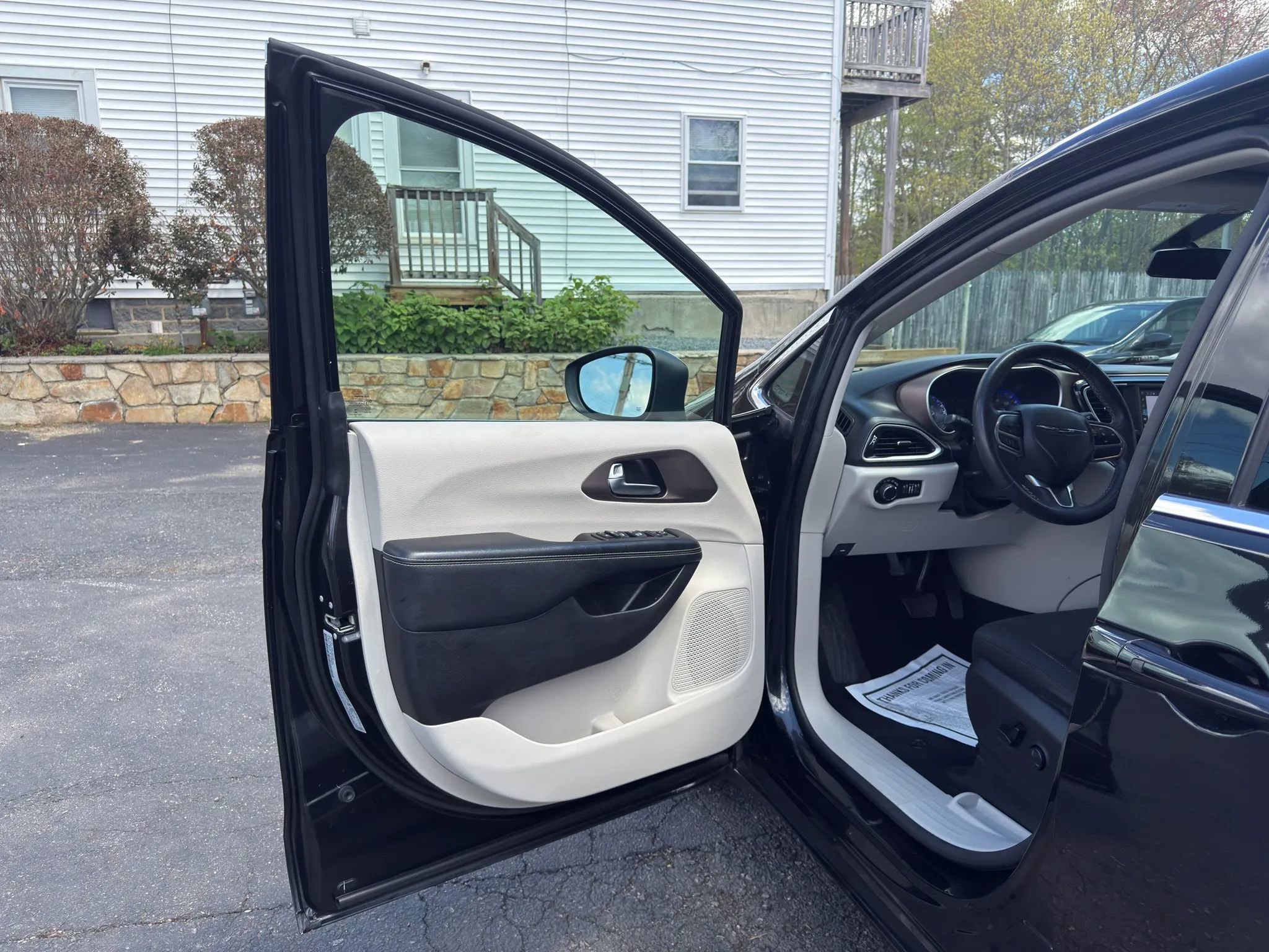 Used 2022 Chrysler Voyager LX FWD image 16