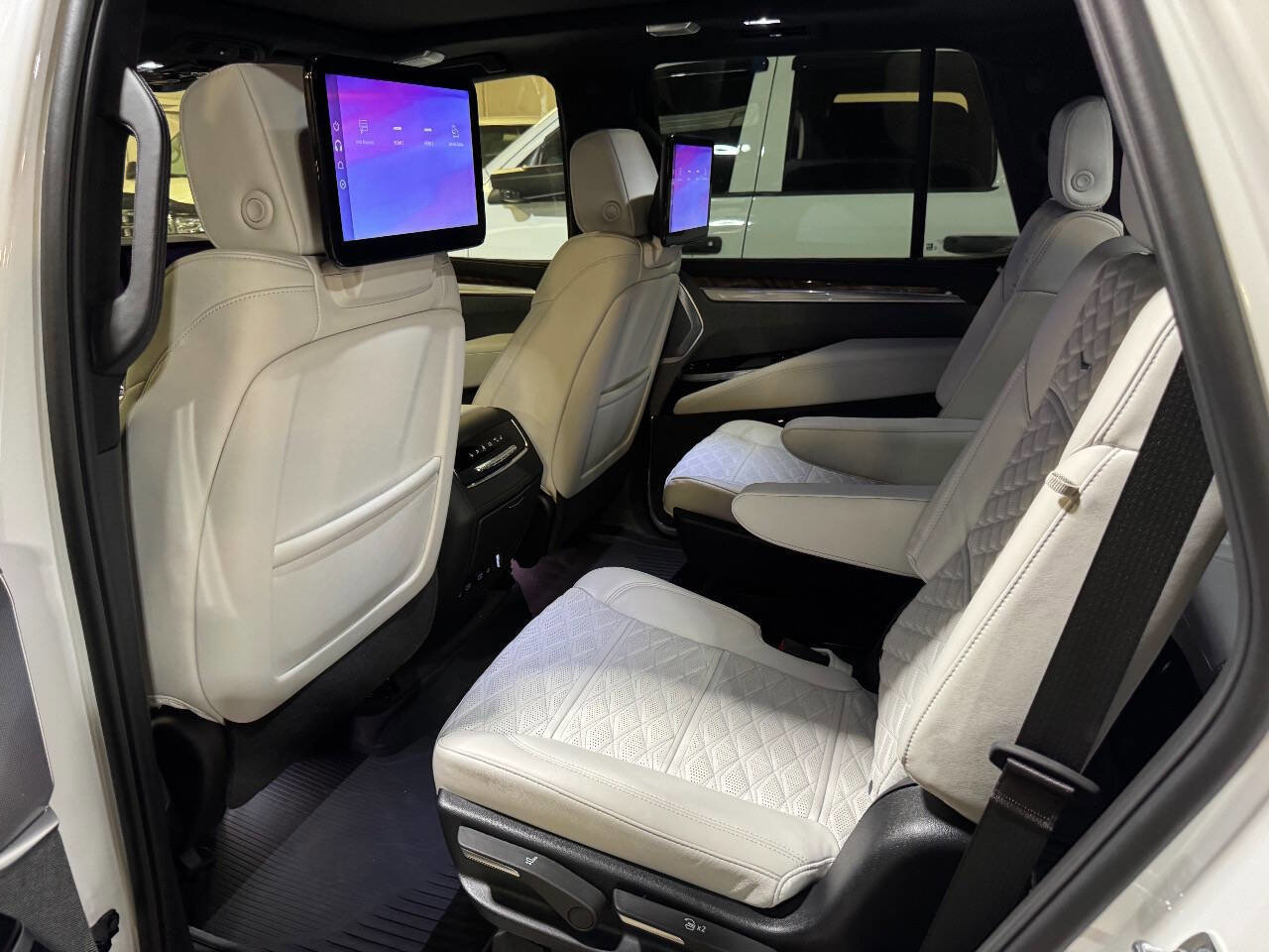 Used 2025 Cadillac Escalade Sport Platinum w/ LPO, ONYX Package image 4