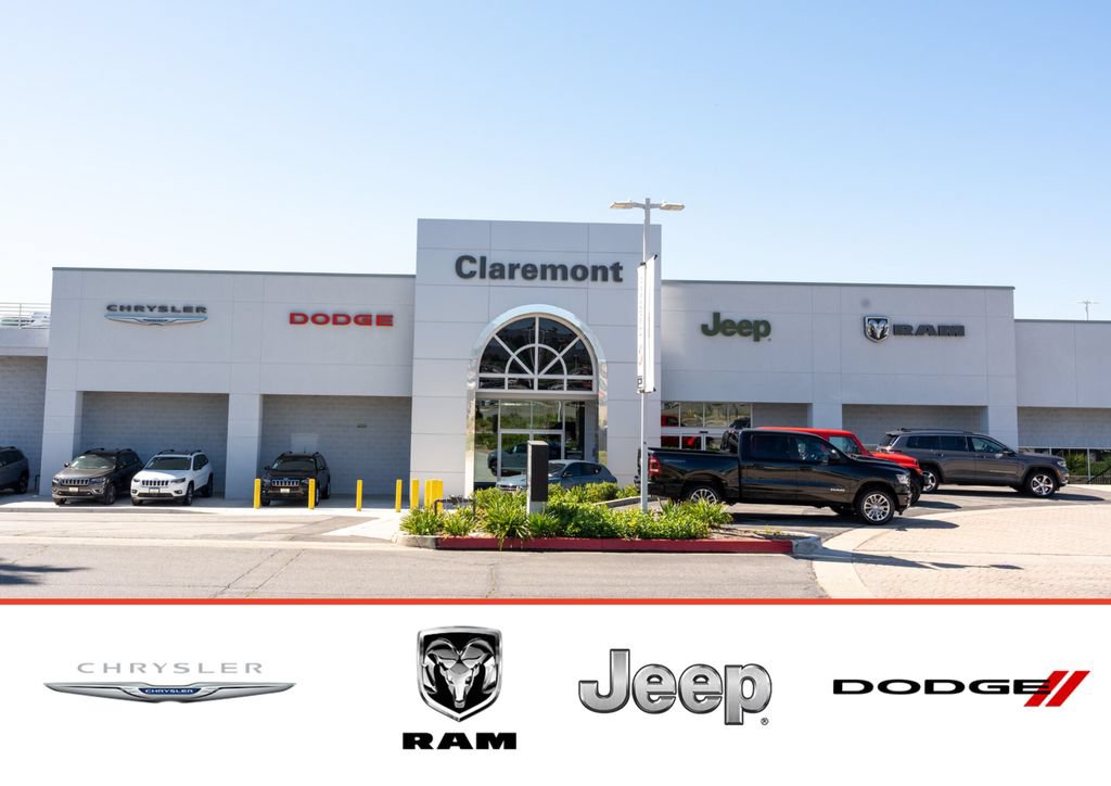 Used 2016 Dodge Charger SE RWD image 2