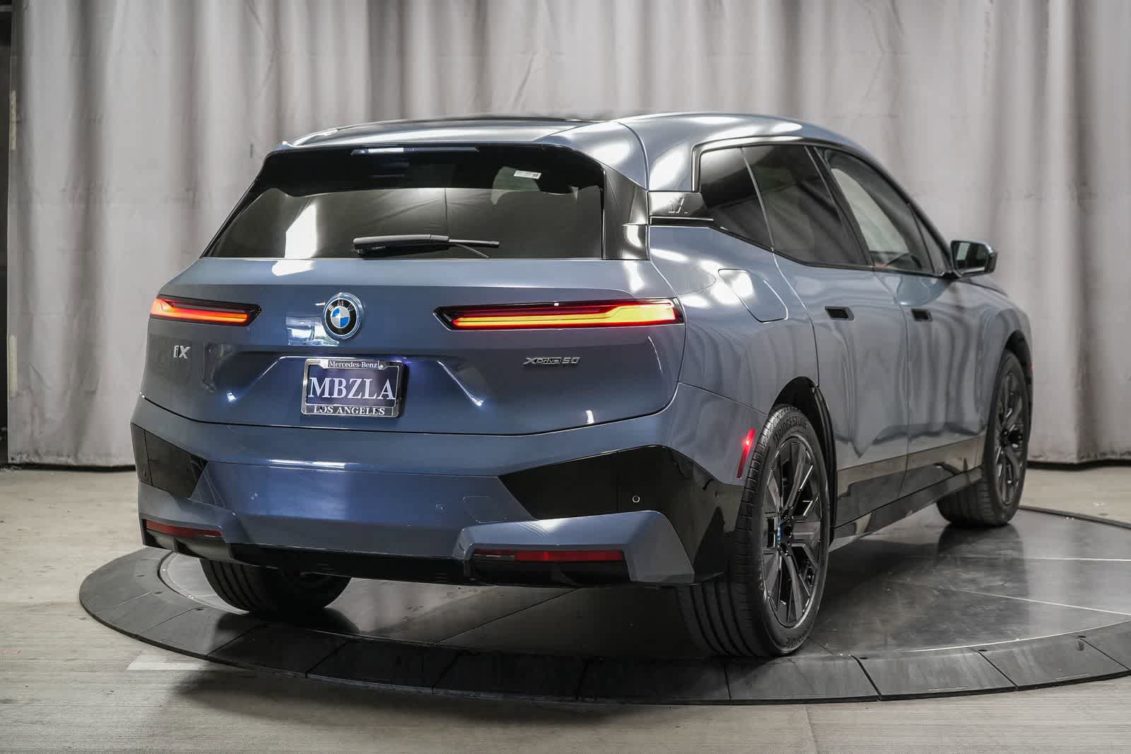 Used 2023 BMW iX xDrive50 w/ Sport Package AWD/4WD image 7