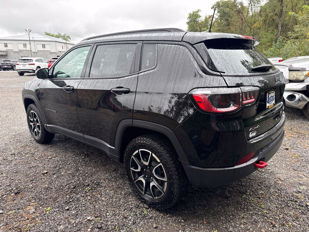 Used 2025 Jeep Compass Trailhawk AWD/4WD image 4