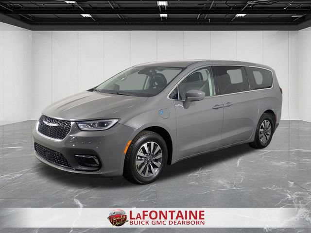 Used 2022 Chrysler Pacifica Touring-L w/ Uconnect Theater Family Group FWD image 1