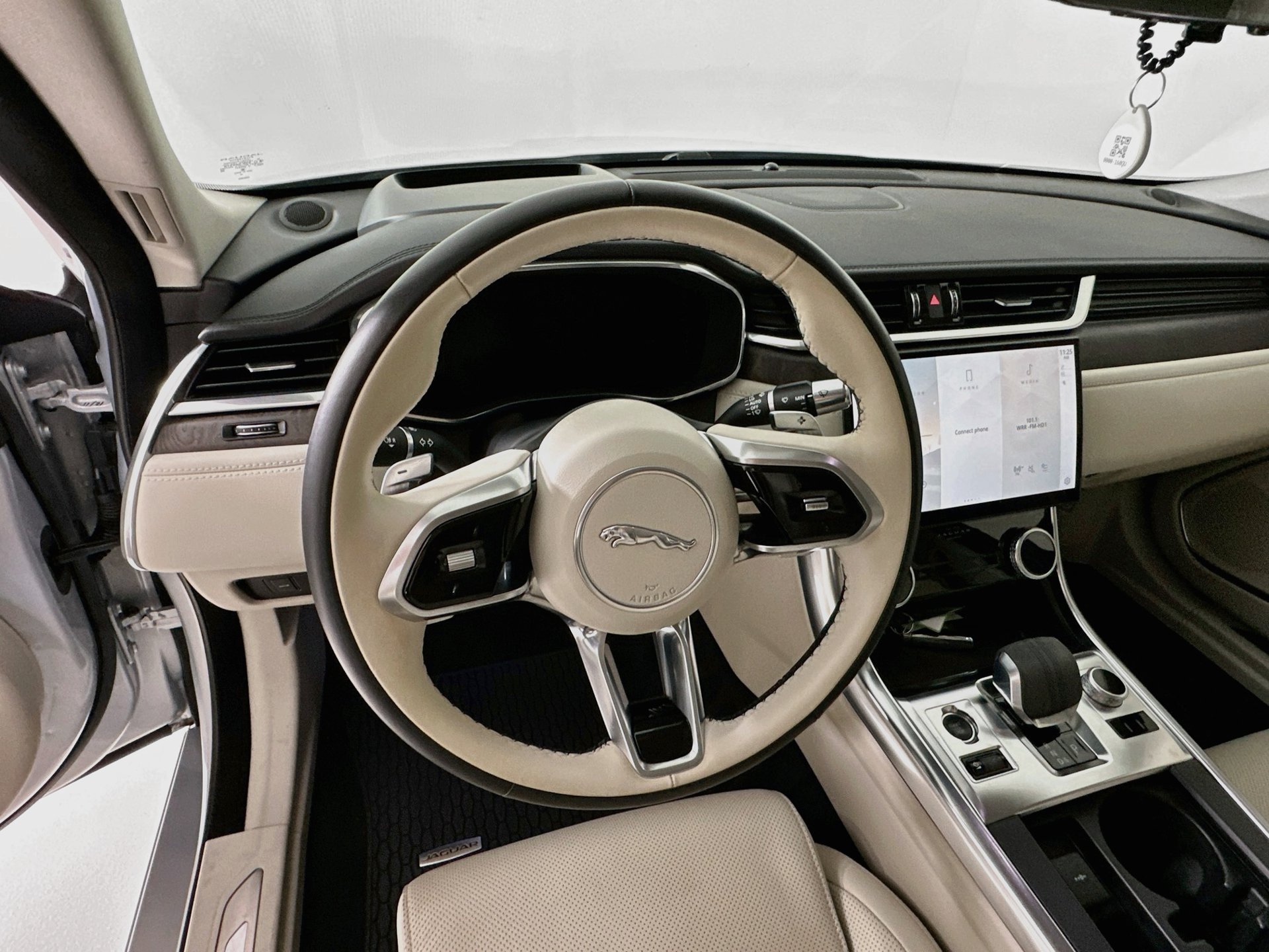 Used 2021 Jaguar XF SE RWD image 12
