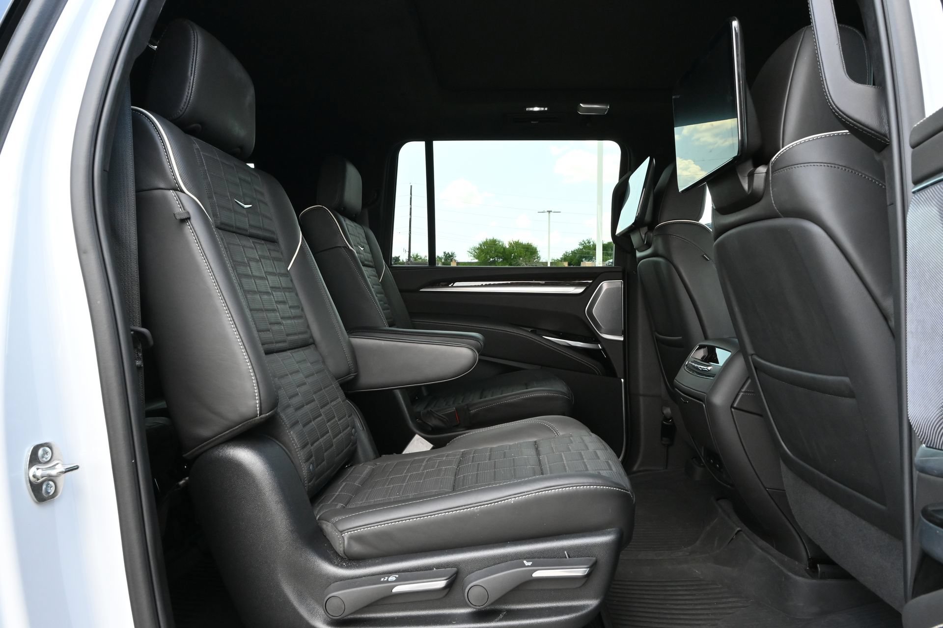 Certified 2026 Cadillac Escalade ESV Platinum Sport w/ LPO, ONYX Package AWD/4WD image 23