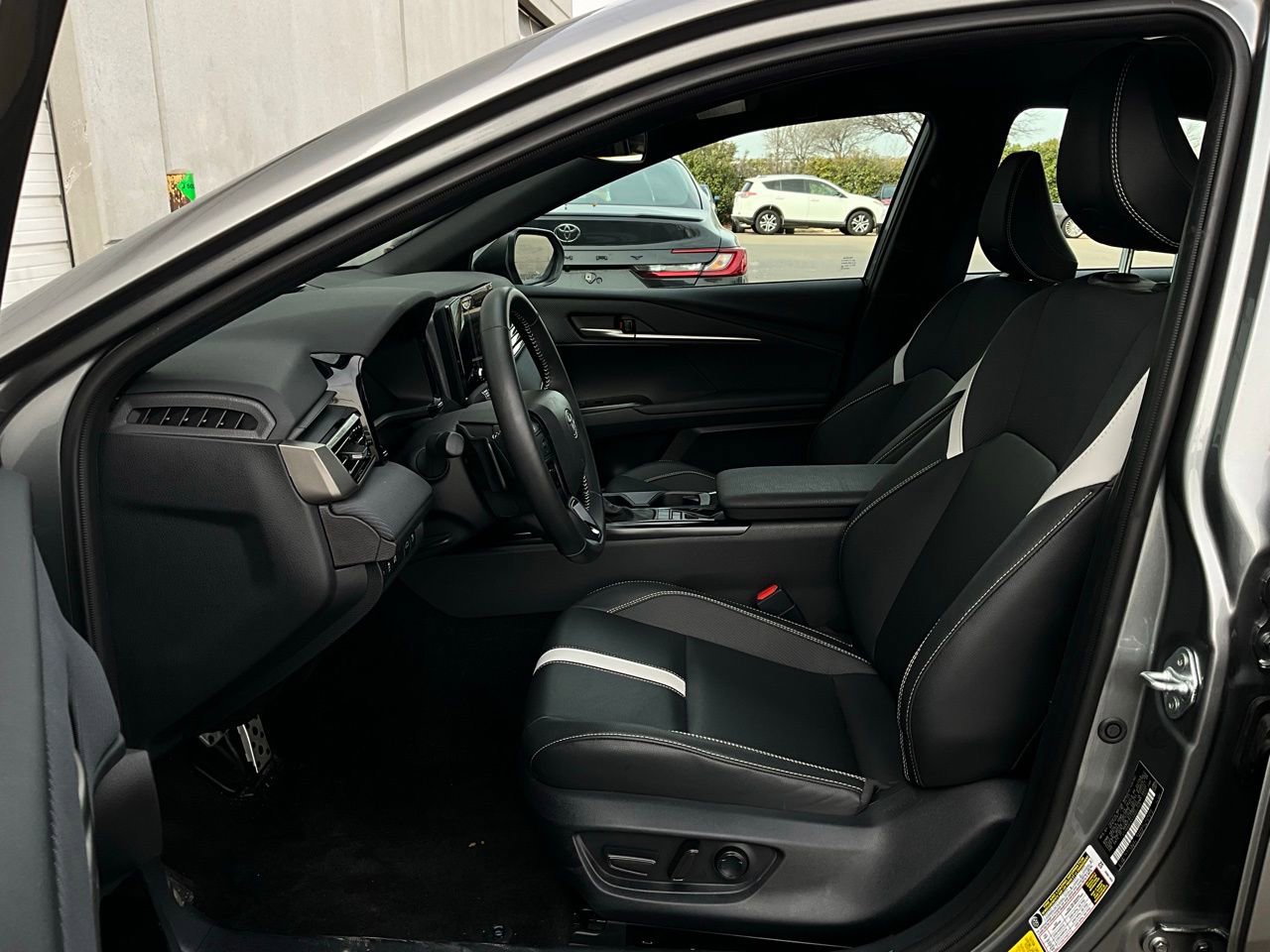 Used 2025 Toyota Camry SE image 10