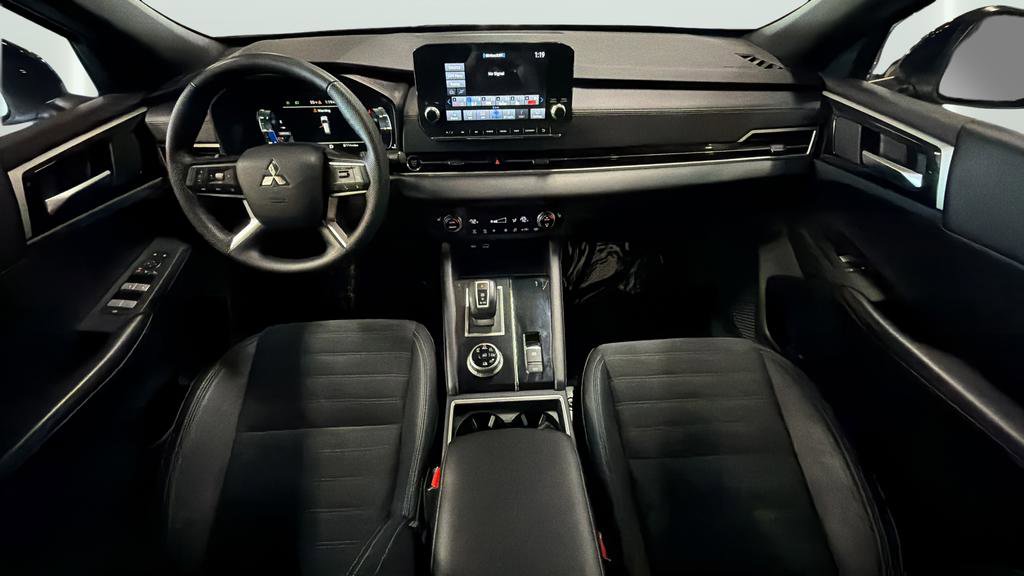 Used 2023 Mitsubishi Outlander SE Black Edition image 24