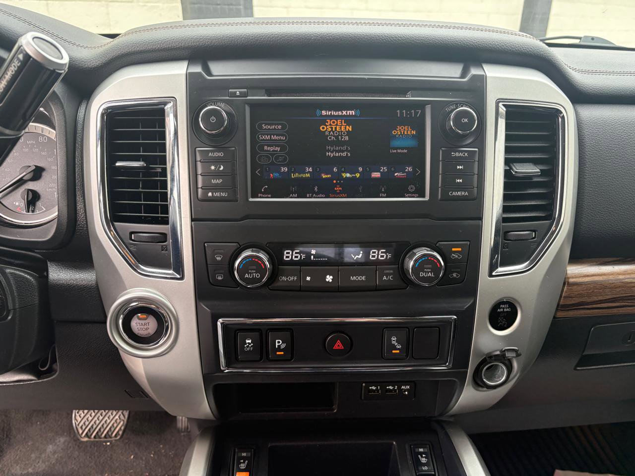 Used 2019 Nissan Titan SL image 5