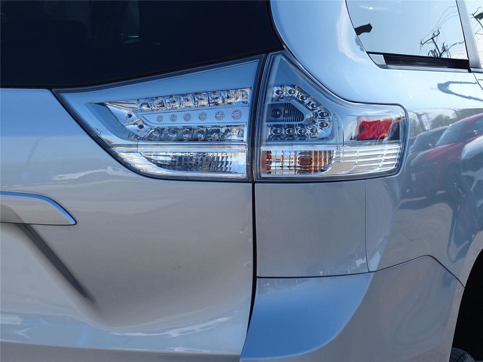 Used 2017 Toyota Sienna SE w/ SE Preferred Package FWD image 9