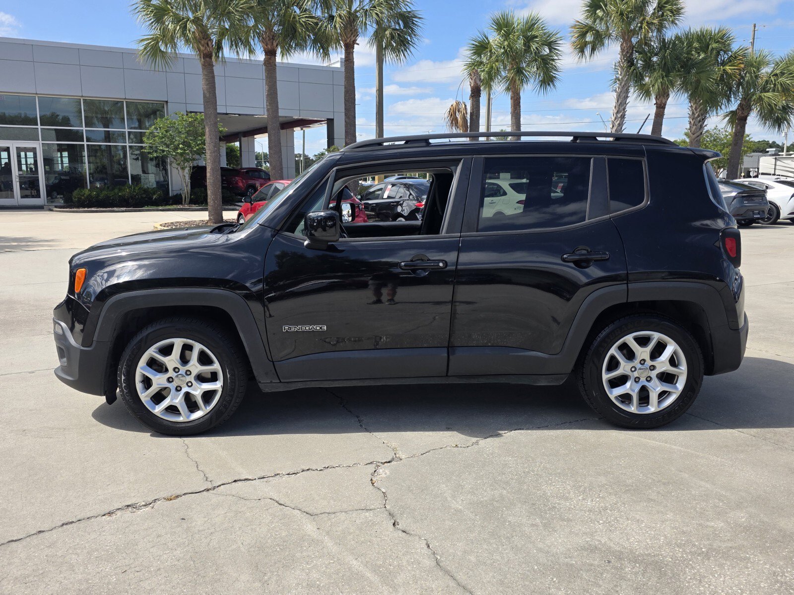 Used 2016 Jeep Renegade Latitude FWD image 3