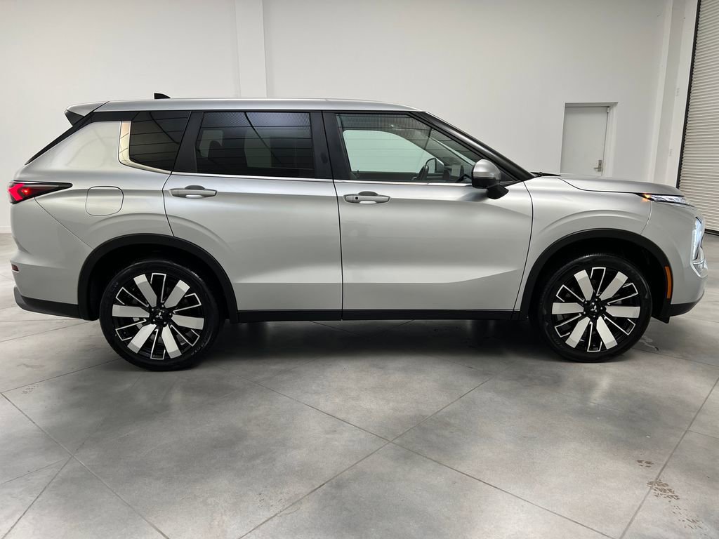Used 2025 Mitsubishi Outlander SE image 8