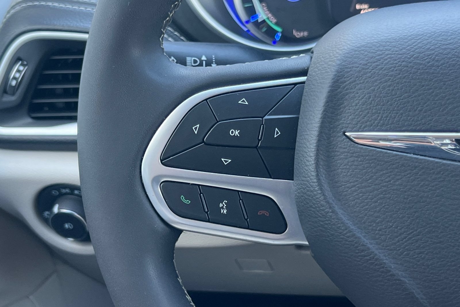 Used 2024 Chrysler Pacifica Limited FWD image 30