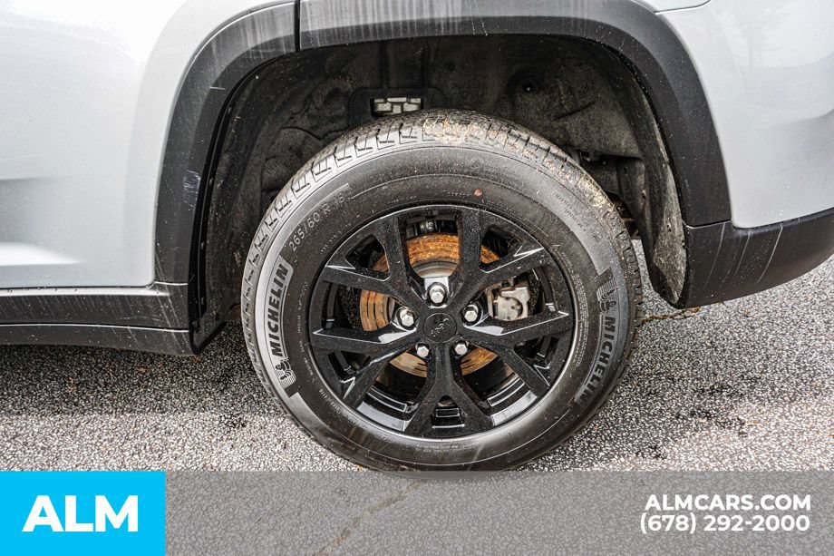 Used 2025 Jeep Grand Cherokee Altitude AWD/4WD image 16